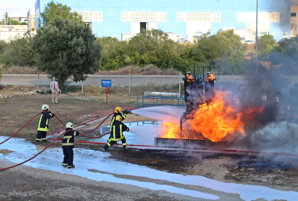 Il team durante una prova antincendio con schiuma